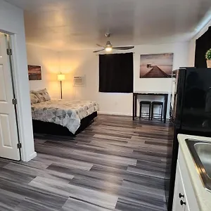 Apartment #1 New! Couples Getaway Self Checkin